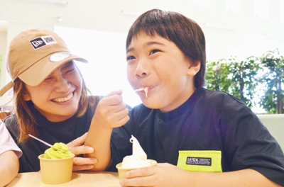 写真：ソフトクリームを笑顔で味わう子ども＝道の駅みたら室蘭