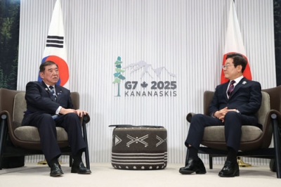 写真：会談に臨む石破首相（左）と韓国の李在明大統領＝１７日、カナダ西部カナナスキス（代表撮影・共同）