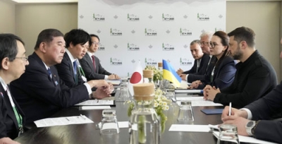 写真：ウクライナのゼレンスキー大統領（右端）と会談する石破首相（左から２人目）＝１７日、カナダ西部カナナスキス（共同）