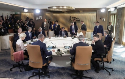 写真：Ｇ７サミットの討議に臨む石破首相（奥中央）。右手前はウクライナのゼレンスキー大統領＝１７日、カナダ西部カナナスキス（共同）