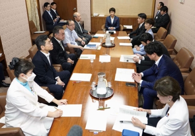 写真：民法改正案などの扱いについて協議する衆院法務委の理事会＝１８日午前、国会