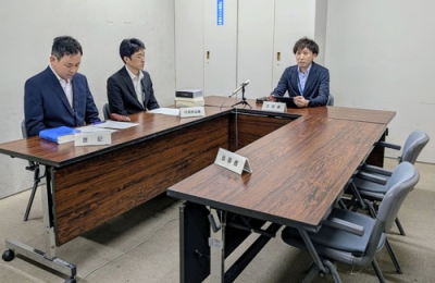 写真：聴聞の手続きに臨む国交省関東運輸局の担当者＝１８日午前、横浜市中区