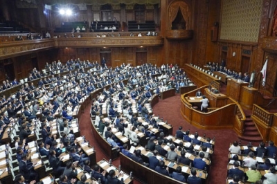 写真：衆院本会議に臨む財務金融委員会の井林辰憲委員長＝日午後