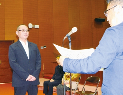 写真：表彰を伝達される佐藤副議長