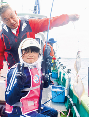 写真：祖父と釣ったダブルにピース