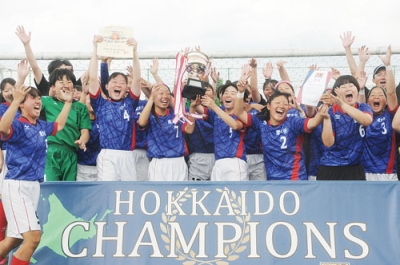 写真：２年ぶり７度目の優勝を果たし、歓喜する大谷室蘭イレブン＝東光スポーツ公園球技場