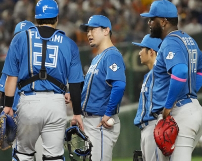 写真：７回途中、投手交代を告げられた日本ハム・池田（中央）＝東京ドーム