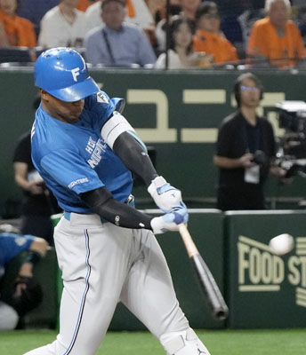 写真：２回日本ハム無死一塁、万波が右中間に先制２ランを放つ＝東京ドーム