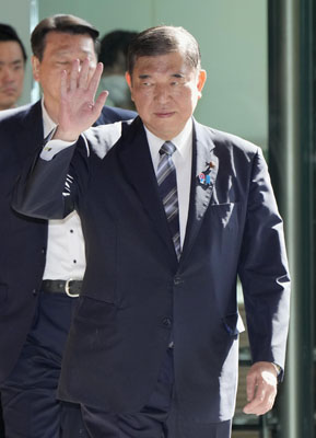 写真：首相官邸に入る石破首相＝１９日午前