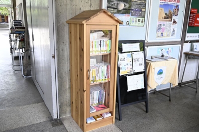 写真：３５館目の図書館として香川県立琴平高の校舎に置かれた本棚