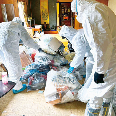 写真：丁寧に仕分けをしながら行う遺品整理の様子