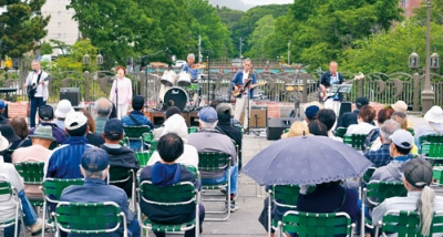 写真：懐かしい曲で会場を盛り上げる出演バンド