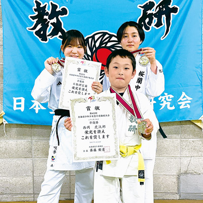 写真：全国大会での活躍を誓う西岡選手（手前）、千葉選手（左奥）、髙橋選手
