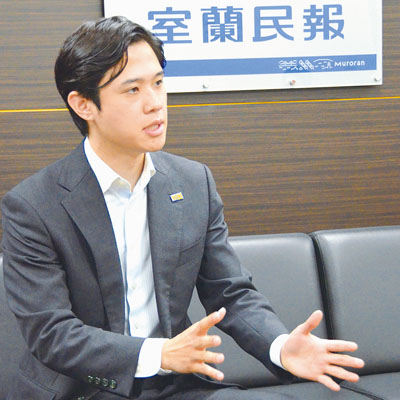 写真：「手取りが上がらないという声を変えていく」と話す鈴木氏