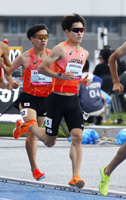写真：陸上アジア選手権の男子１５００メートル決勝で力走する飯沢千翔。左は荒井七海＝５月、韓国・亀尾（共同）