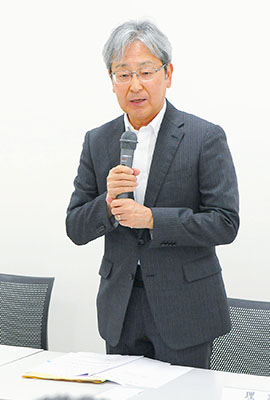 写真：新会長に就任し、あいさつする影山氏