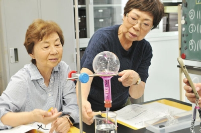 写真：科学実験を楽しむ参加者