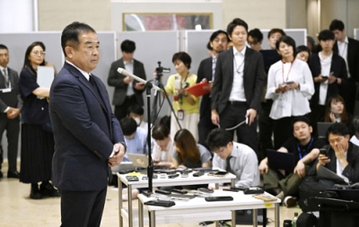 写真：「ＴＯＫＩＯ」メンバーの国分太一さんの番組降板に関し、記者の質問に答える日本テレビの福田博之社長＝２０日午後、東京都港区