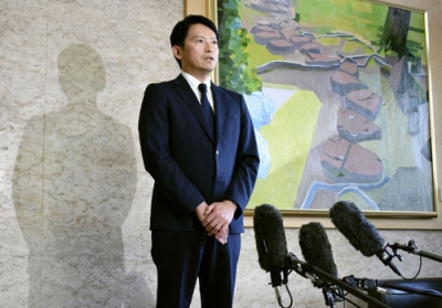 写真：兵庫県警に書類送検されたことを受け、記者団の取材に応じる斎藤元彦知事＝２０日午後、兵庫県庁