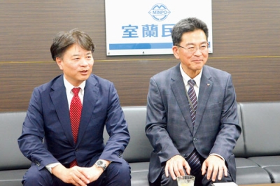 写真：交代のあいさつに訪れた川原支店長（右）と松浦氏