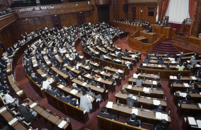 写真：ガソリン税の暫定税率廃止法案が審議入りした参院本会議＝２０日午後