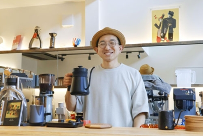 写真：「ＮＯＢＩ　ｂｙ　ＳＵＺＵＫＩ　ＣＯＦＦＥＥ」の店主、倉又司さん＝６月、新潟県長岡市