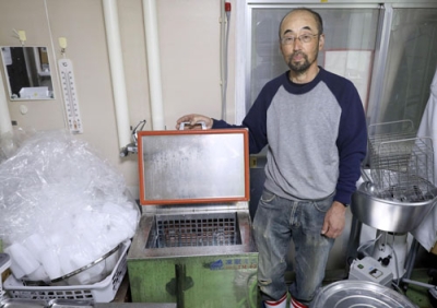 写真：急速冷凍機を使用し、飲用牛乳の冷凍販売を行う宮地晋也さん＝清水町