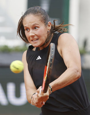 写真：全仏オープンテニスの女子シングルス４回戦でプレーするダリア・カサトキナ＝パリ（共同）