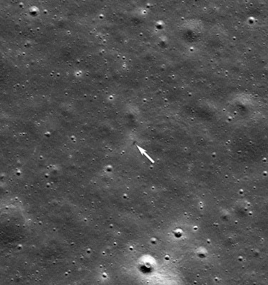 写真：ｉｓｐａｃｅの月着陸船「レジリエンス」の衝突地点（矢印）＝１１日（ＮＡＳＡ提供・共同）