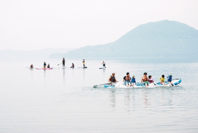 写真：ＳＵＰなど湖畔ならではのアクティビティーを楽しむ来場者