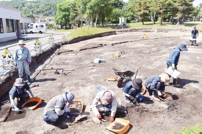 写真：発掘調査が始まった栄遺跡