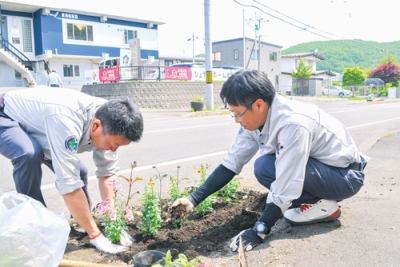 写真：花植え作業に汗を流す東海建設の関係者