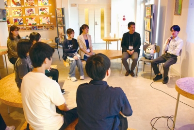 写真：学生と建設業界の未来を語る（右から）松沢さん、内池社長