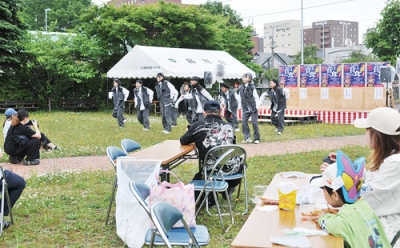 写真：ステージプログラムと飲食を楽しむ来場者