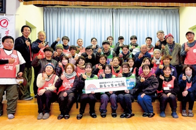 写真：現地の民間ボランティア団体との記念写真に納まる「北海道みらい被災地支援プロジェクト」メンバー（提供写真）