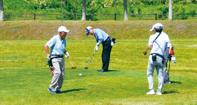写真：交流を深めながらプレーを楽しむ愛好者たち