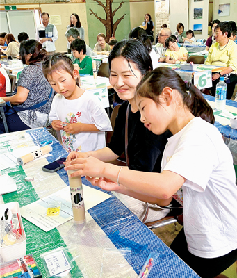 写真：万華鏡を作る参加者