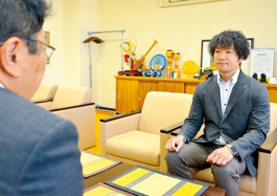 写真：小笠原市長に近況を報告する徳野さん