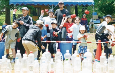 写真：ボトル倒しを楽しむ参加者