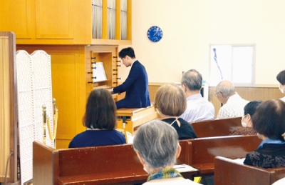 写真：大平さんの豊かな深みのあるパイプオルガン演奏に聞き入る聴衆