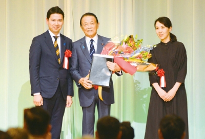 写真：講演を終え、花束を受け取った麻生氏（中央）と松下氏（左）