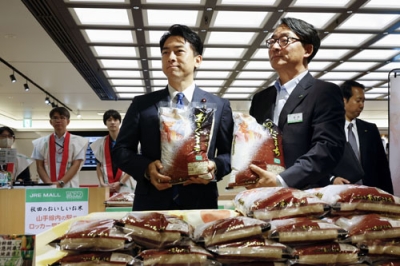 写真：２０２４年産銘柄米の販売会を視察する小泉農相（手前左）。同右はＪＲ東日本の喜勢陽一社長＝２３日午前、ＪＲ東京駅