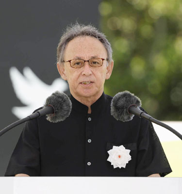 写真：沖縄全戦没者追悼式で平和宣言を読み上げる沖縄県の玉城デニー知事＝２３日午後、沖縄県糸満市の平和祈念公園