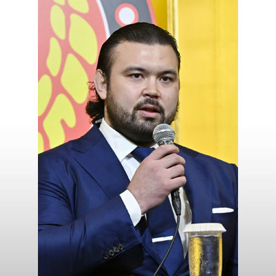 写真：新日本プロレスへの入団について記者会見する東京五輪柔道男子１００キロ級金メダリストのウルフ・アロン＝２３日、東京都内