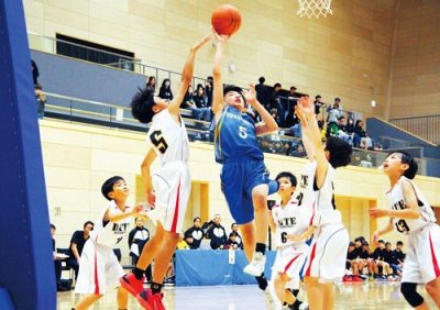 写真：優勝を目指して熱戦を繰り広げる男子の選手ら