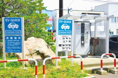 写真：８月末で運用を終了する市役所の充電器