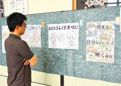 写真：個性的な作品が並ぶポスターの入賞作品