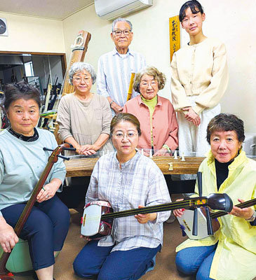 写真：本番に向けて準備を進めている鈴の会の会員たち