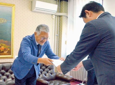 写真：吹きだまり防止の要望書を手渡す橋本会長（左）