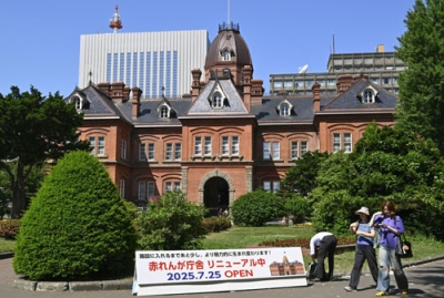 写真：再オープンに先立ち、八角塔（中央上）の内部が報道公開された道庁旧本庁舎＝２４日午前、札幌市中央区